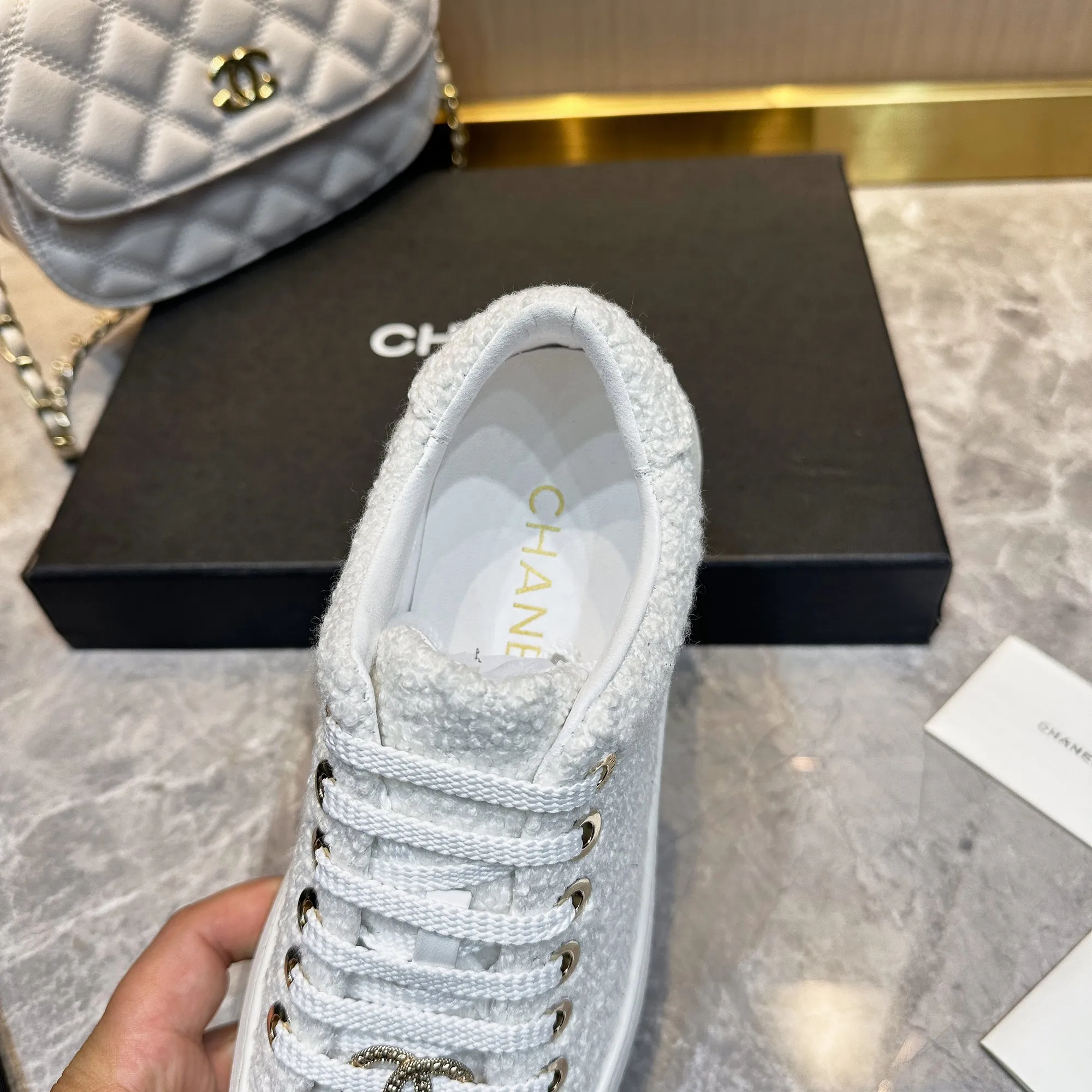 👟👟Ex-factory price 440👟👟 Chanel Chanel - 2024 counter top casual sports shoes This classic design; the upper is electro-embroidered with a variety of craftsmanship; the outsole is fashionable and sporty; it is extraordinary and incorporates a variety of color matching elements... The diversified mix and match is very good-looking and versatile, casual, fashionable, sports and outdoor can be taken into account... ꫛꫀꪝ Go➫ Material: ❶Upper made of: Original imported cowhide ❷Inside made of: original imported breathable sheepskin ❸Outsole based on: original TPU outsole Full set of boutique packaging for women 35–41